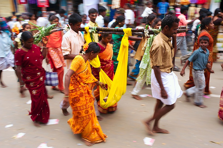 Rodzina niesie dziecko do pobłogosławienia (Karthigai Deepam 2011)